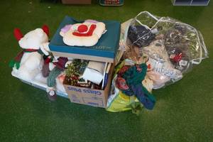 lot 256 image: Large Assortment of Christmas Dcor, Blankets and Scarfs