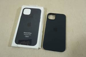 lot 50 image: Apple iPhone 14 Plus MagSafe Silicone Case