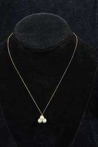 lot 120 image: Pearl Cloverleaf Pendant with Chain - 14K Yellow Gold