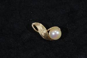 lot 126 image: Pearl Pendant - 14K Yellow Gold