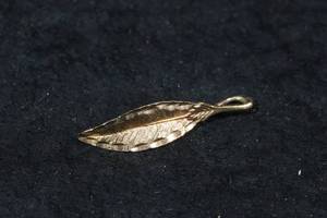 lot 128 image: Leaf Pendant - 14K Yellow Gold