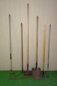 lot 321 image: Assorted Garden Tools - Hoes, ChipperScraper