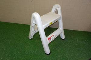 lot 326 image: Rubbermaid E-Z Step Foldable Step Stool