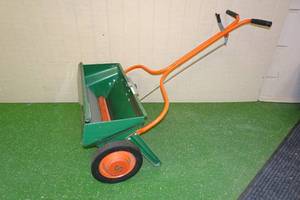 lot 329 image: Vintage Scotts Model 75-3 Metal 26 Push Spreader