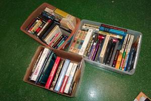 lot 331 image: Large Assortment of Books - Donahue, Stephen King, Clancy