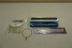 lot 216 image: 6 Bracelets