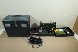 lot 221 image: Vintage Singer Sewing Machine in Case