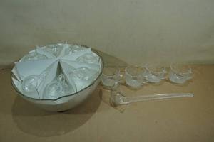 lot 226 image: Vintage Arcoroc Glass Punch Bowl Set
