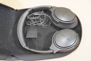 lot 229 image: Bose Wired Headphones