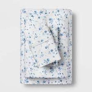 lot 107 image: 400 Thread Count Printed Performance Sheet Set - Threshold-Full-WhiteBlue Floral
