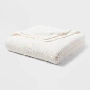 lot 135 image: Cozy Chenille Bed Blanket - Threshold-White-TwinTwin XL