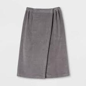 lot 172 image: Bath Body Wrap Gray - Room Essentials