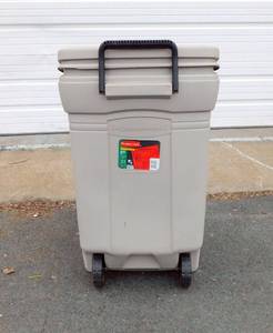 lot 62 image: Rubbermail Roughneck 45 Gallon Rolling Container with Lid