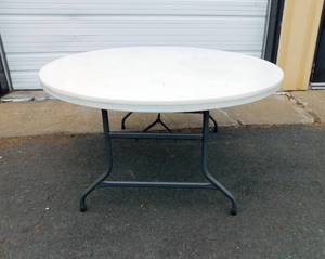 lot 52 image: Lifetime 60 Inch Round Folding Table