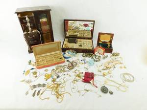 lot 39 image: Lot of Jewelry and Jewelry Boxes