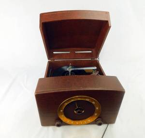 lot 4 image: Vintage 1950s Zenith Cobra-MaticModel J665 Radio Phonograph