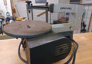 lot 7 image: Dremel 13-inch Bench Model Scroll Saw Model 1371