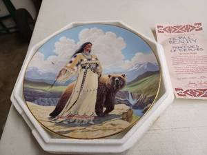 lot 16 image: The Hamilton Collection 1993 Noble Beauty by David Wright Limited Edition Porcelain Plate No. 1570B with Certificate of Authenticity