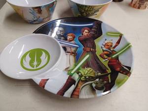 lot 88 image: Seven Plastic Star Wars Collectible Bowls and Assorted Cups and Tumblers