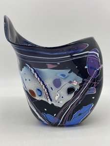 lot 102 image: STEPHEN NELSON Art Glass Vase Sculpture - 1989