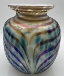 lot 164 image: DAVID TATE Pulled Feather Art Glass Vase 1993 - Signed
