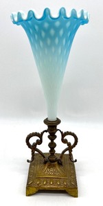 lot 68 image: Antique Vintage Diamond Quilted Ruffle Aqua Single Horn Glass Epergne