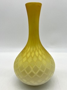 lot 92 image: Vintage Diamond Quilted MOP Bulbous Glass Vase in Ombre Gold