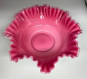 lot 190 image: Large FENTON - Rose Crested Cased Pink Ruffle Glass Bowl