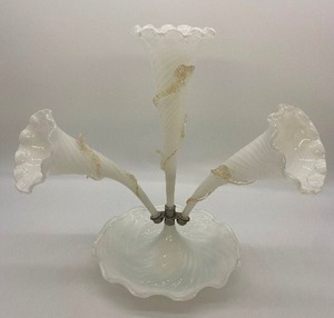 lot 182 image: Murano Three Horn Epergne With Gold Shimmer Applied Glass Vines And Leaves
