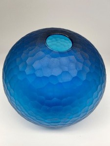 lot 128 image: CHRIS MC CARTHY Park Avenue Glass - Art Glass Vessel