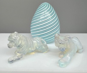 lot 140 image: ITALY Murano Art Glass Egg and Pair of Carved Quartz Tigers
