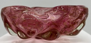 lot 197 image: Gold Flecked Rose Art Glass Bowl Dish