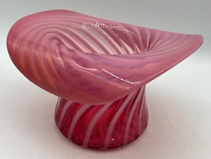 lot 199 image: Large FENTON Cranberry Optic Swirl Top Hat