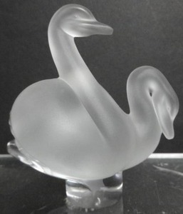 lot 256 image: LALIQUE Two Swans Cygnes Letter Seal