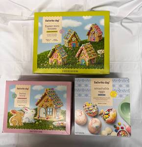 lot 221 image: 1 of Each Easter Building Decorative Kits