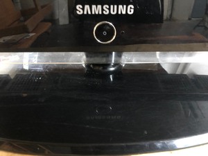 lot 18 image: Working SAMSUNG 40 TV wRemote & Stand