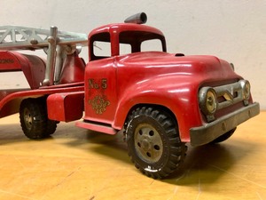 lot 27 image: Very Nice Vintage TONKA No. 5 Hydraulic Fire Engine