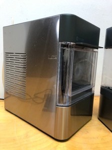 lot 100 image: Working GE Profile Ice Maker 
