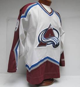 lot 62 image: Joe Sakic Colorado Avalanche Hockey Jersey - Size M
