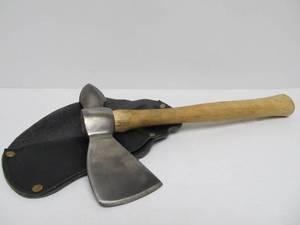 lot 121 image: Brand New Tomahawk wLeather Head Cover