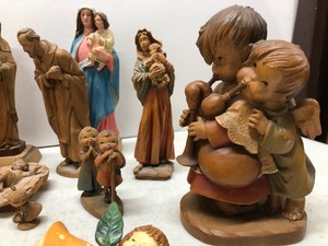 lot 166 image: LARGE Lot of Vintage Carved ANRI etc Figurines