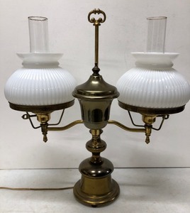 lot 172 image: Excellent Vintage Brass Double Student Lamp