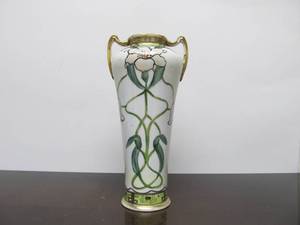 lot 269 image: Art Deco Hand Painted Floral Design Vase Japan 10