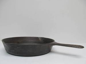 lot 278 image: Antique GRISWOLD No 8 Cast Iron Skillet 704B