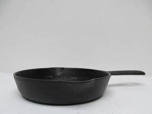 lot 280 image: Antique Small GRISWOLD No 3 Cast Iron Skillet 709A