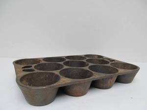 lot 282 image: Vintage GRISWOLD  Wagner Ware Cast Iron Cornbread or Muffin Pan