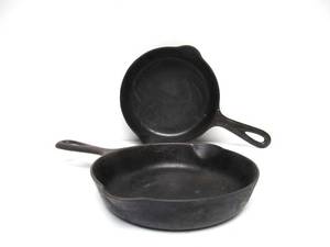 lot 283 image: Pair of Vintage Cast Iron Small GRISWOLD Skillets
