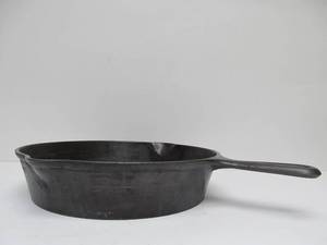 lot 285 image: Excellent Large FAVORITE Piqua Ware No. 9 Skillet