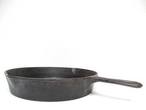 lot 286 image: LARGE Antique Diamond Logo 12 Cast Iron SKillet
