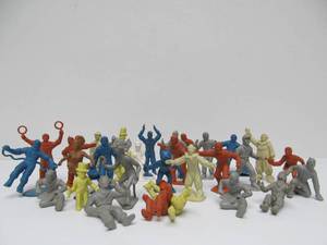lot 288 image: Large Group of 1950s-60s era Small Plastic Toy Figures